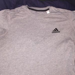GREY ADIDAS T-shirt🔥 Is a must have 🔥 LIKE-NEW